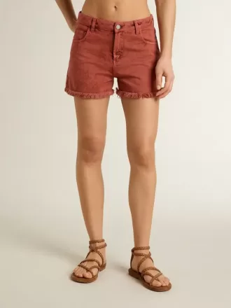 Damenshorts aus ziegelrotem Denim mit goldener Mediterraneo-Stickerei