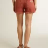 Damenshorts aus ziegelrotem Denim mit goldener Mediterraneo-Stickerei