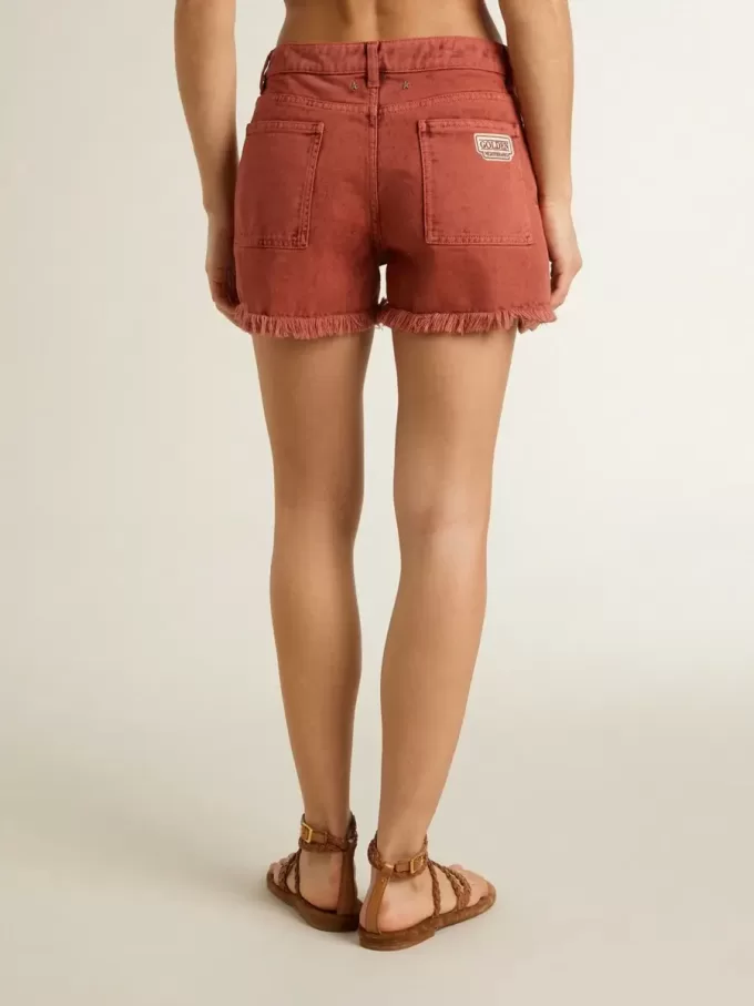 Damenshorts aus ziegelrotem Denim mit goldener Mediterraneo-Stickerei