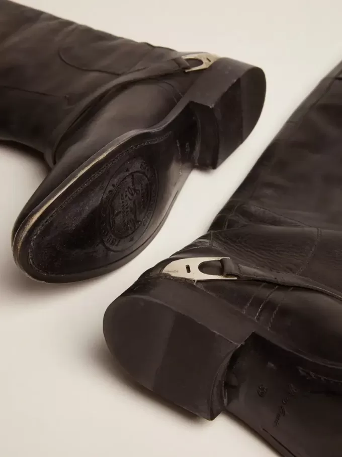 Damenstiefel aus schwarzem Leder mit Klammer an der Ferse Damenstiefel aus schwarzem Leder mit Klammer an der Ferse