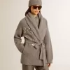 Damenstrickjacke aus grau melierter Wolle mit Stickerei auf der Vorderseite Damenstrickjacke aus grau melierter Wolle mit Stickerei auf der Vorderseite