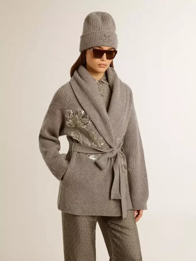 Damenstrickjacke aus grau melierter Wolle mit Stickerei auf der Vorderseite Damenstrickjacke aus grau melierter Wolle mit Stickerei auf der Vorderseite