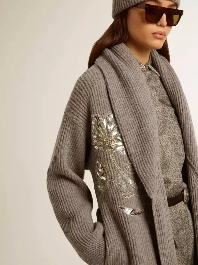 Damenstrickjacke aus grau melierter Wolle mit Stickerei auf der Vorderseite Damenstrickjacke aus grau melierter Wolle mit Stickerei auf der Vorderseite