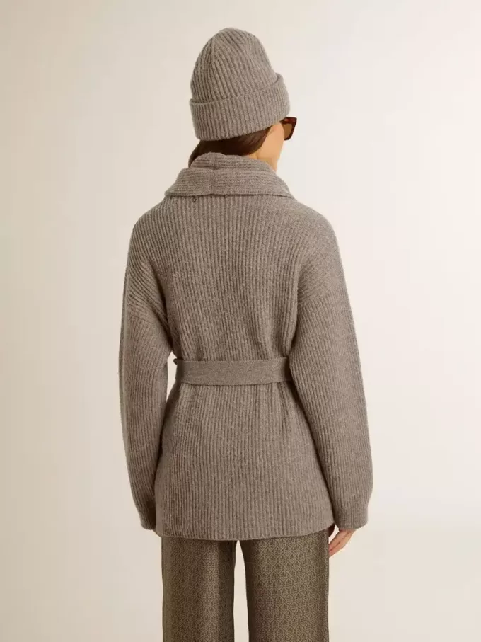 Damenstrickjacke aus grau melierter Wolle mit Stickerei auf der Vorderseite Damenstrickjacke aus grau melierter Wolle mit Stickerei auf der Vorderseite