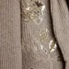Damenstrickjacke aus grau melierter Wolle mit Stickerei auf der Vorderseite Damenstrickjacke aus grau melierter Wolle mit Stickerei auf der Vorderseite