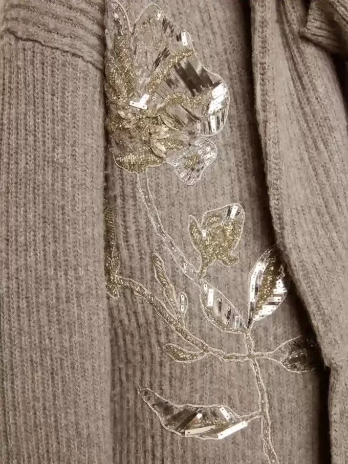 Damenstrickjacke aus grau melierter Wolle mit Stickerei auf der Vorderseite Damenstrickjacke aus grau melierter Wolle mit Stickerei auf der Vorderseite