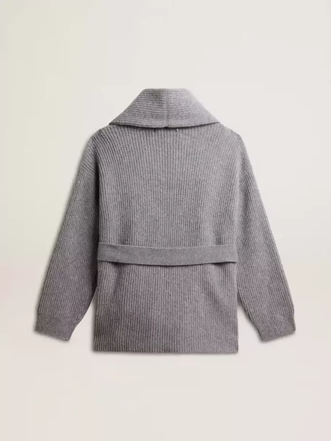 Damenstrickjacke aus grau melierter Wolle mit Stickerei auf der Vorderseite Damenstrickjacke aus grau melierter Wolle mit Stickerei auf der Vorderseite