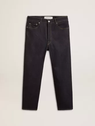 Dunkelblaue Herrenjeans aus einmal gewaschenem Denim