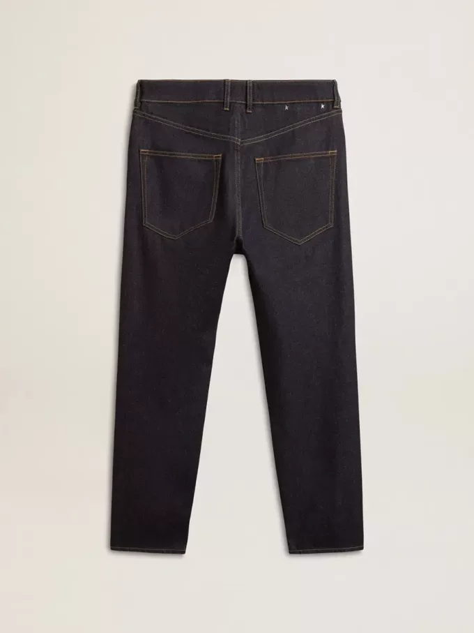 Dunkelblaue Herrenjeans aus einmal gewaschenem Denim