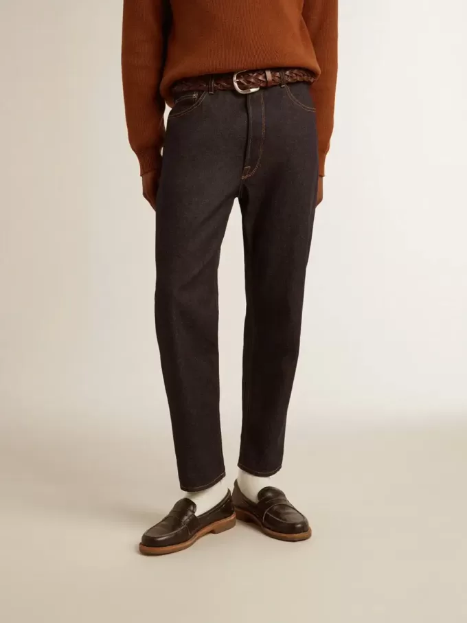 Dunkelblaue Herrenjeans aus einmal gewaschenem Denim