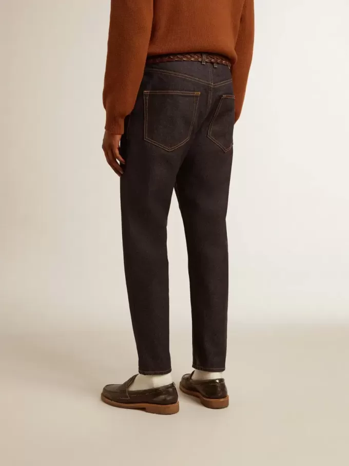 Dunkelblaue Herrenjeans aus einmal gewaschenem Denim