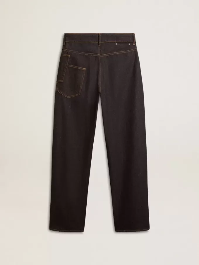 Dunkelblaue Herrenjeans mit weitem Bein aus einmal gewaschenem Denim