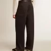 Dunkelblaue Herrenjeans mit weitem Bein aus einmal gewaschenem Denim