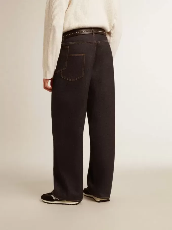 Dunkelblaue Herrenjeans mit weitem Bein aus einmal gewaschenem Denim