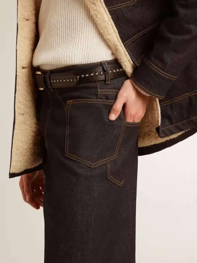 Dunkelblaue Herrenjeans mit weitem Bein aus einmal gewaschenem Denim