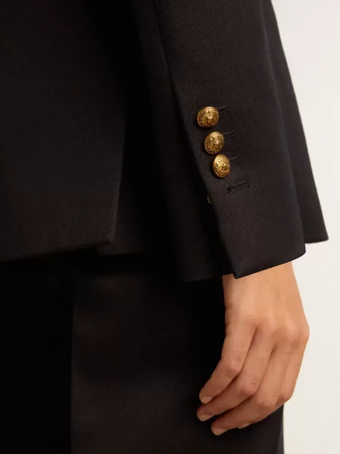 Dunkelblauer Damenblazer mit doppelter Knopfleiste Dunkelblauer Damenblazer mit doppelter Knopfleiste