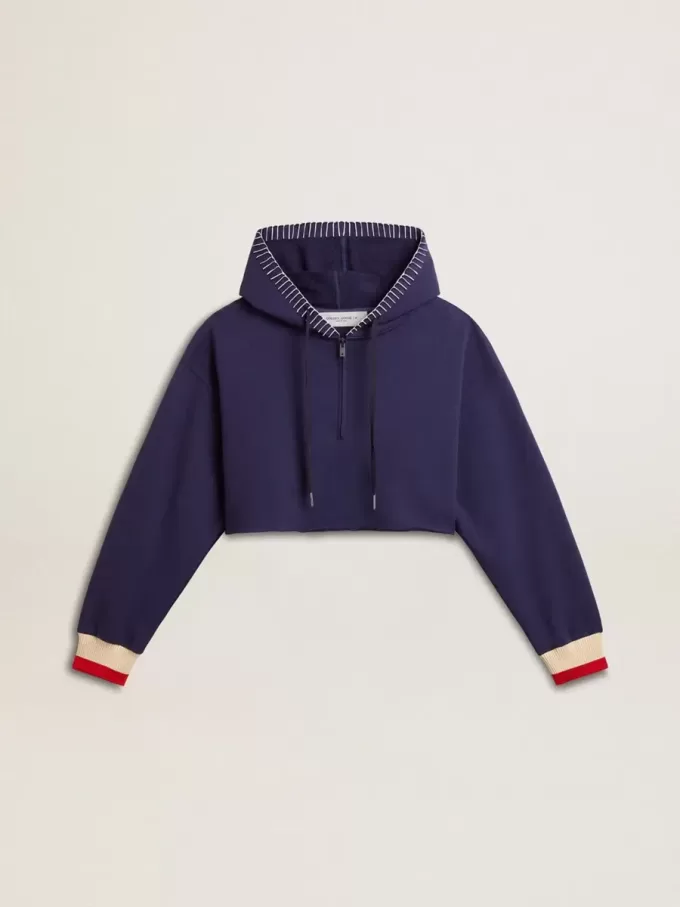 Dunkelblaues, kurz geschnittenes Sweatshirt mit Reißverschluss und bestickter Kapuze Dunkelblaues, kurz geschnittenes Sweatshirt mit Reißverschluss und bestickter Kapuze