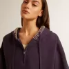 Dunkelblaues, kurz geschnittenes Sweatshirt mit Reißverschluss und bestickter Kapuze Dunkelblaues, kurz geschnittenes Sweatshirt mit Reißverschluss und bestickter Kapuze