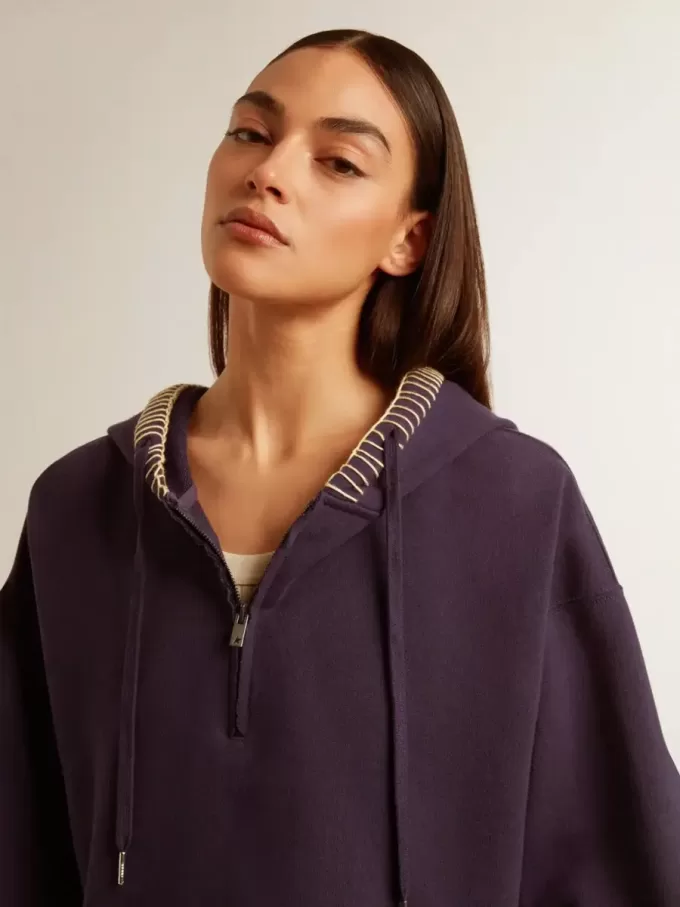 Dunkelblaues, kurz geschnittenes Sweatshirt mit Reißverschluss und bestickter Kapuze Dunkelblaues, kurz geschnittenes Sweatshirt mit Reißverschluss und bestickter Kapuze