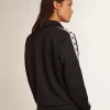 Dunkelblaues Sweatshirt mit Reißverschluss, weißem Streifen und kontrastierenden Sternen