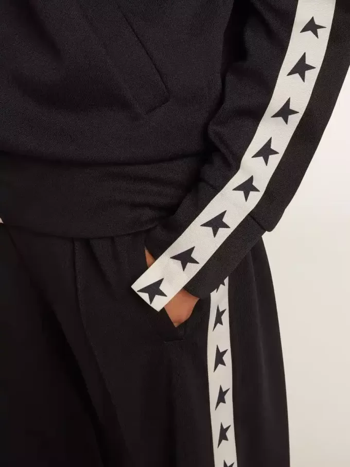 Dunkelblaues Sweatshirt mit Reißverschluss, weißem Streifen und kontrastierenden Sternen