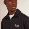 Dunkelblaues Sweatshirt mit weißem Streifen und kontrastierenden blauen Sternen