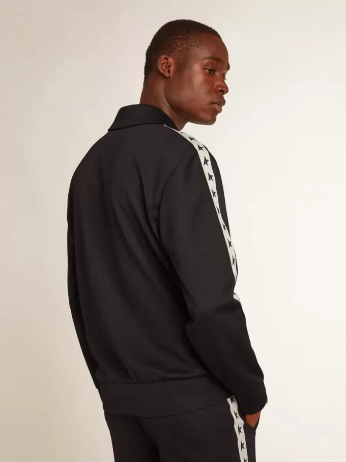 Dunkelblaues Sweatshirt mit weißem Streifen und kontrastierenden blauen Sternen