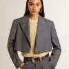 Einreihige, verkürzte Damenjacke aus babyblauer Wolle Einreihige, verkürzte Damenjacke aus babyblauer Wolle
