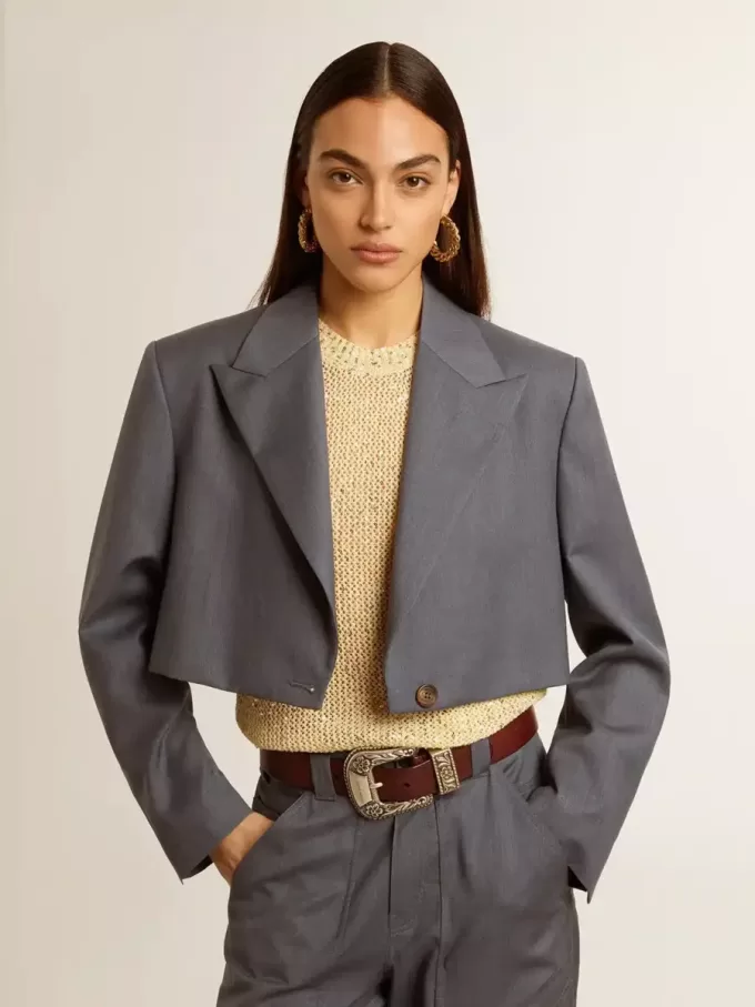 Einreihige, verkürzte Damenjacke aus babyblauer Wolle Einreihige, verkürzte Damenjacke aus babyblauer Wolle