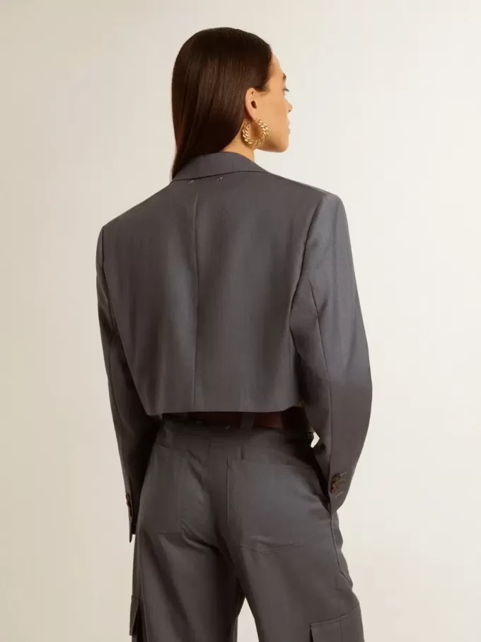 Einreihige, verkürzte Damenjacke aus babyblauer Wolle Einreihige, verkürzte Damenjacke aus babyblauer Wolle