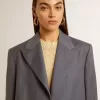 Einreihige, verkürzte Damenjacke aus babyblauer Wolle Einreihige, verkürzte Damenjacke aus babyblauer Wolle