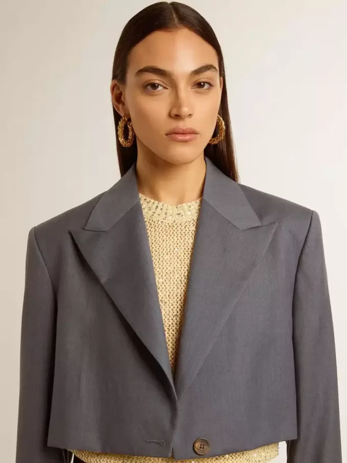 Einreihige, verkürzte Damenjacke aus babyblauer Wolle Einreihige, verkürzte Damenjacke aus babyblauer Wolle