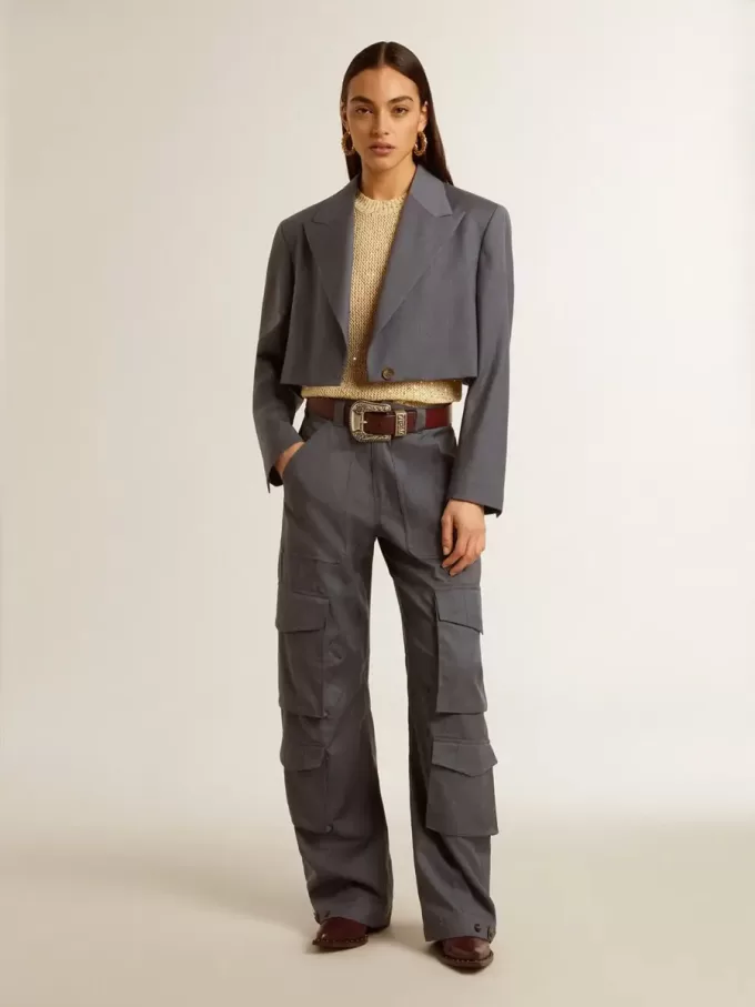 Einreihige, verkürzte Damenjacke aus babyblauer Wolle Einreihige, verkürzte Damenjacke aus babyblauer Wolle