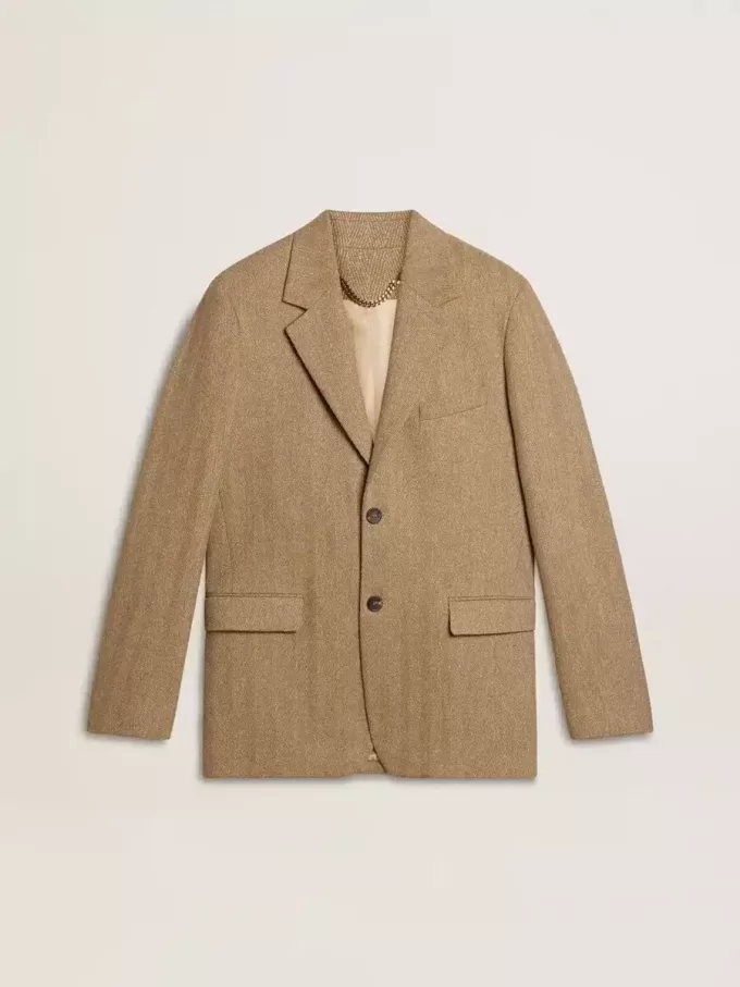 Einreihiger Herrenblazer aus sandfarbenem Leinenmix mit Chevron-Muster. Einreihiger Herrenblazer aus sandfarbenem Leinenmix mit Chevron-Muster.