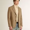 Einreihiger Herrenblazer aus sandfarbenem Leinenmix mit Chevron-Muster. Einreihiger Herrenblazer aus sandfarbenem Leinenmix mit Chevron-Muster.