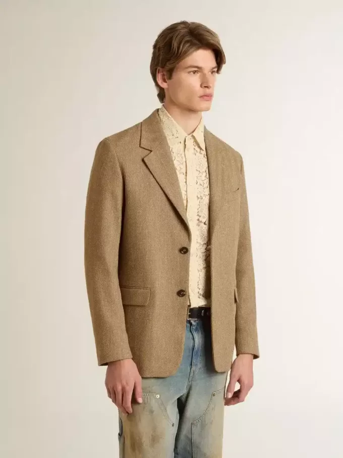 Einreihiger Herrenblazer aus sandfarbenem Leinenmix mit Chevron-Muster. Einreihiger Herrenblazer aus sandfarbenem Leinenmix mit Chevron-Muster.