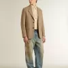 Einreihiger Herrenblazer aus sandfarbenem Leinenmix mit Chevron-Muster. Einreihiger Herrenblazer aus sandfarbenem Leinenmix mit Chevron-Muster.