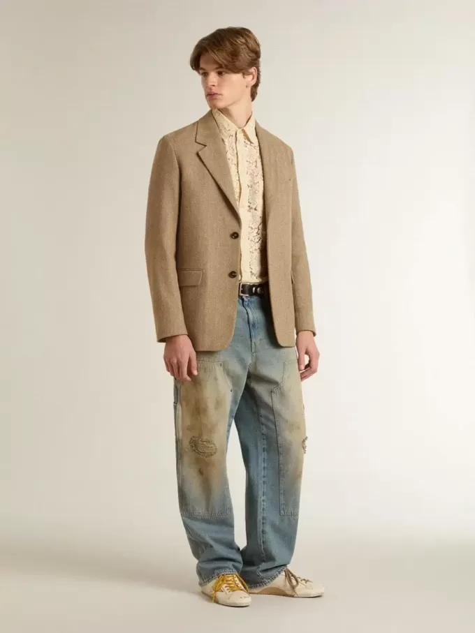 Einreihiger Herrenblazer aus sandfarbenem Leinenmix mit Chevron-Muster. Einreihiger Herrenblazer aus sandfarbenem Leinenmix mit Chevron-Muster.