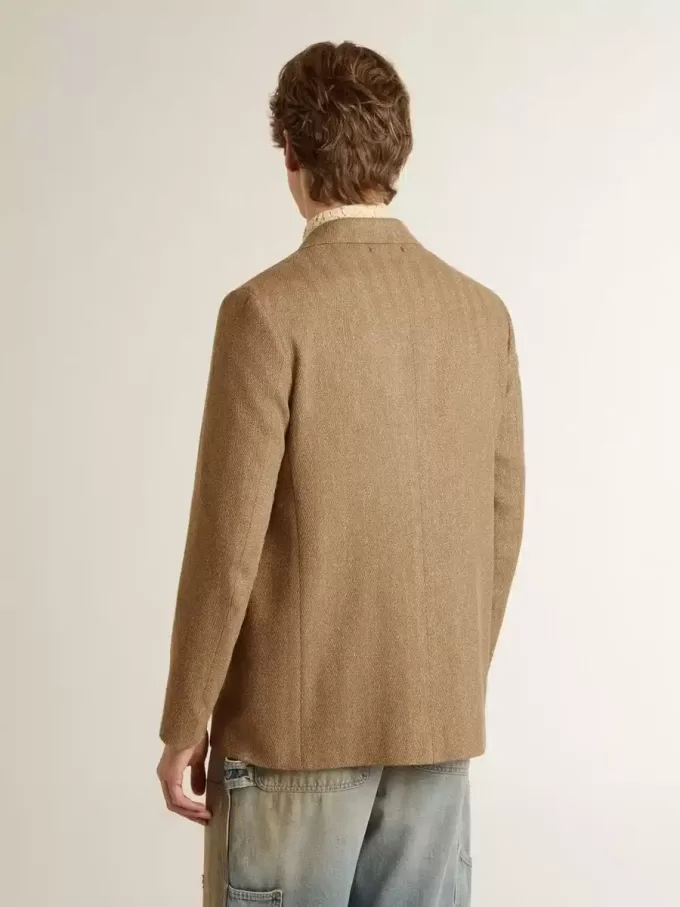 Einreihiger Herrenblazer aus sandfarbenem Leinenmix mit Chevron-Muster. Einreihiger Herrenblazer aus sandfarbenem Leinenmix mit Chevron-Muster.