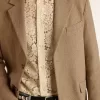 Einreihiger Herrenblazer aus sandfarbenem Leinenmix mit Chevron-Muster. Einreihiger Herrenblazer aus sandfarbenem Leinenmix mit Chevron-Muster.