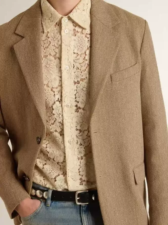 Einreihiger Herrenblazer aus sandfarbenem Leinenmix mit Chevron-Muster. Einreihiger Herrenblazer aus sandfarbenem Leinenmix mit Chevron-Muster.