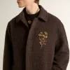 Einreihiger Journey-Mantel für Herren aus knitterfreier Wollmischung mit Blumenanstecknadel