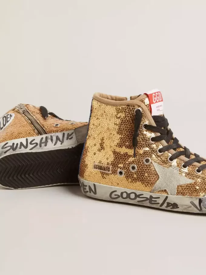 Francy Penstar in Goldpailletten mit Wildlederstern und leuchtend blauer Fersenlasche