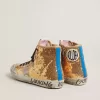 Francy Penstar in Goldpailletten mit Wildlederstern und leuchtend blauer Fersenlasche