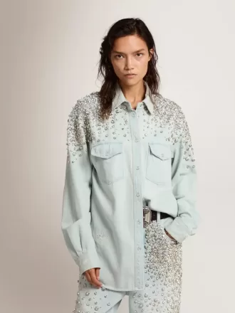 Gebleichtes Boyfriend-Hemd für Damen mit Cabochon-Kristallen Gebleichtes Boyfriend-Hemd für Damen mit Cabochon-Kristallen