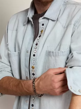 Gebleichtes Denimhemd für Herren mit gehämmerten Nieten