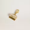 Geldbörsenförmiger Anhänger aus goldfarbenem Messing mit Kristallen Geldbörsenförmiger Anhänger aus goldfarbenem Messing mit Kristallen