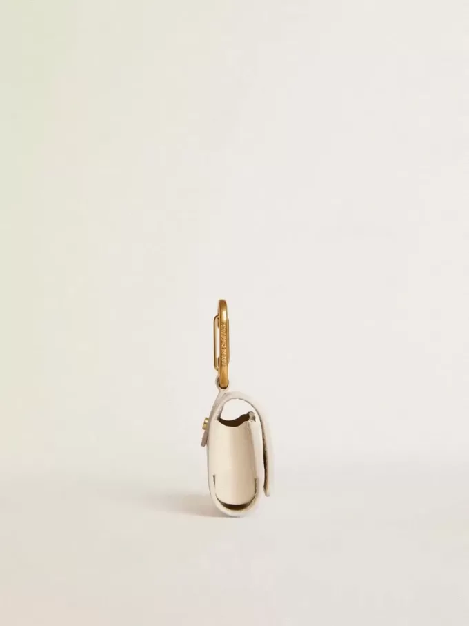 Getragene weiße AirPod-Hülle