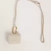 Getragene weiße AirPod-Hülle
