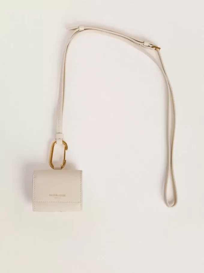 Getragene weiße AirPod-Hülle